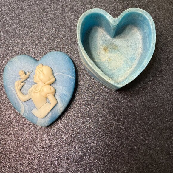 DISNEY Snow White Heart Shaped Soapstone Trinket Box - Picture 2 of 7
